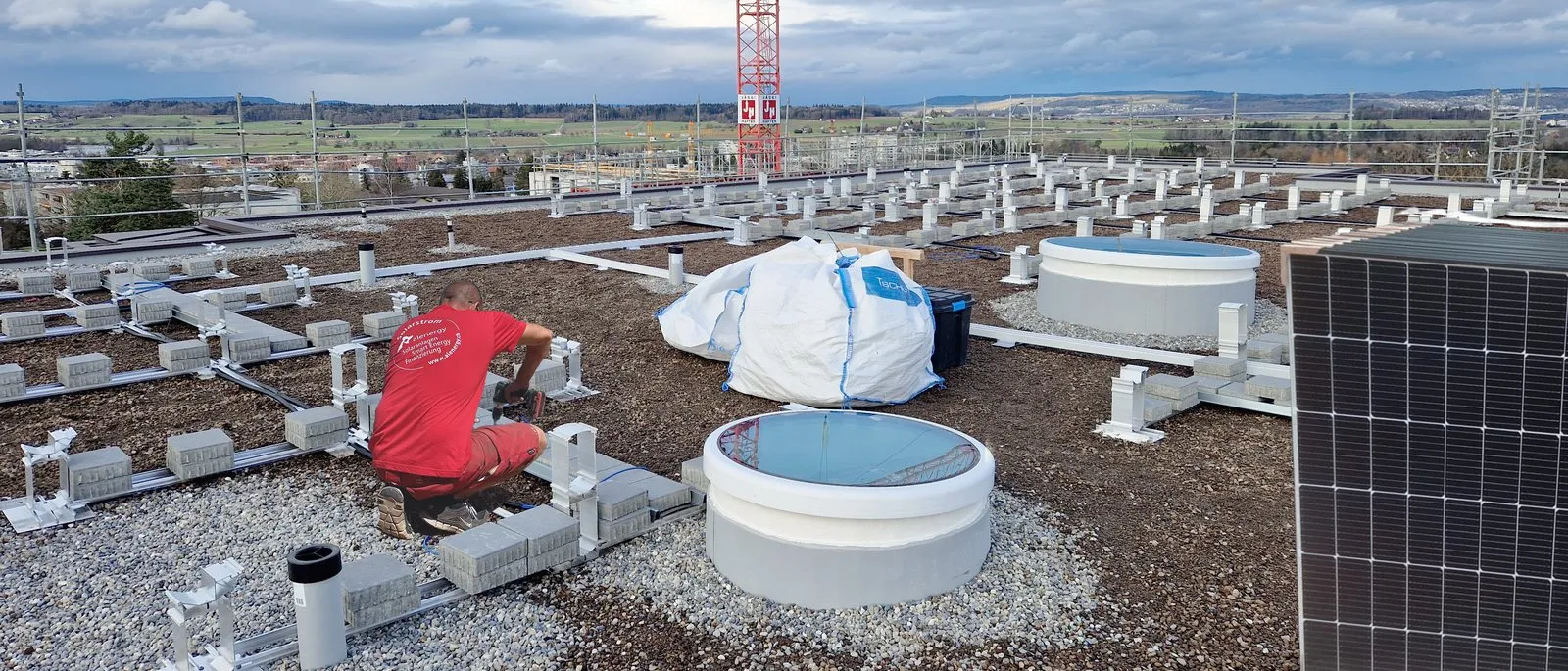 alenergy Monteur bei der Montage einer Flachdach-Solaranlage